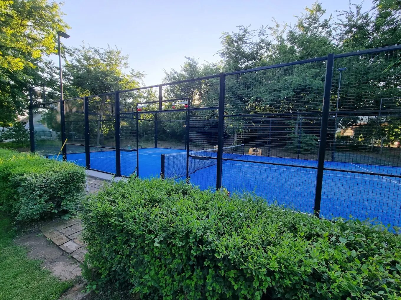 Padel teren sa plavom podlogom