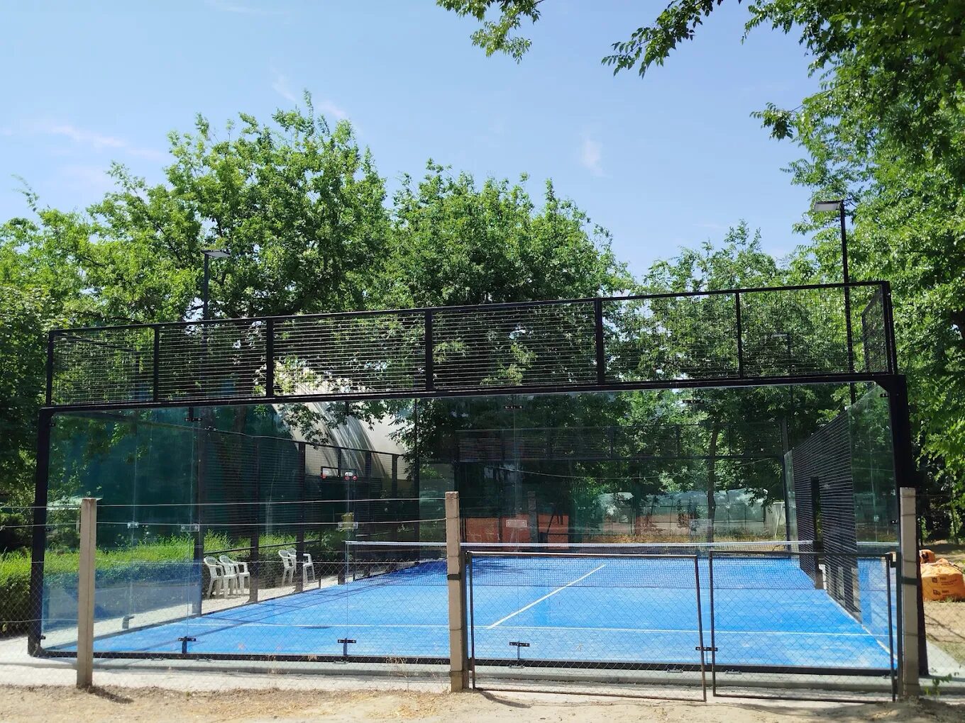 Padel teren sa staklenim zidovima