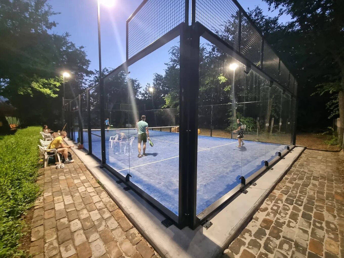 Padel teren pod reflektorima uveče