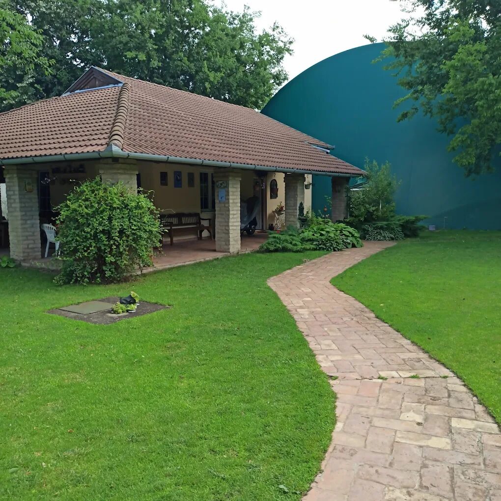 Klupska kuća sa pokrivenim terenom u pozadini
